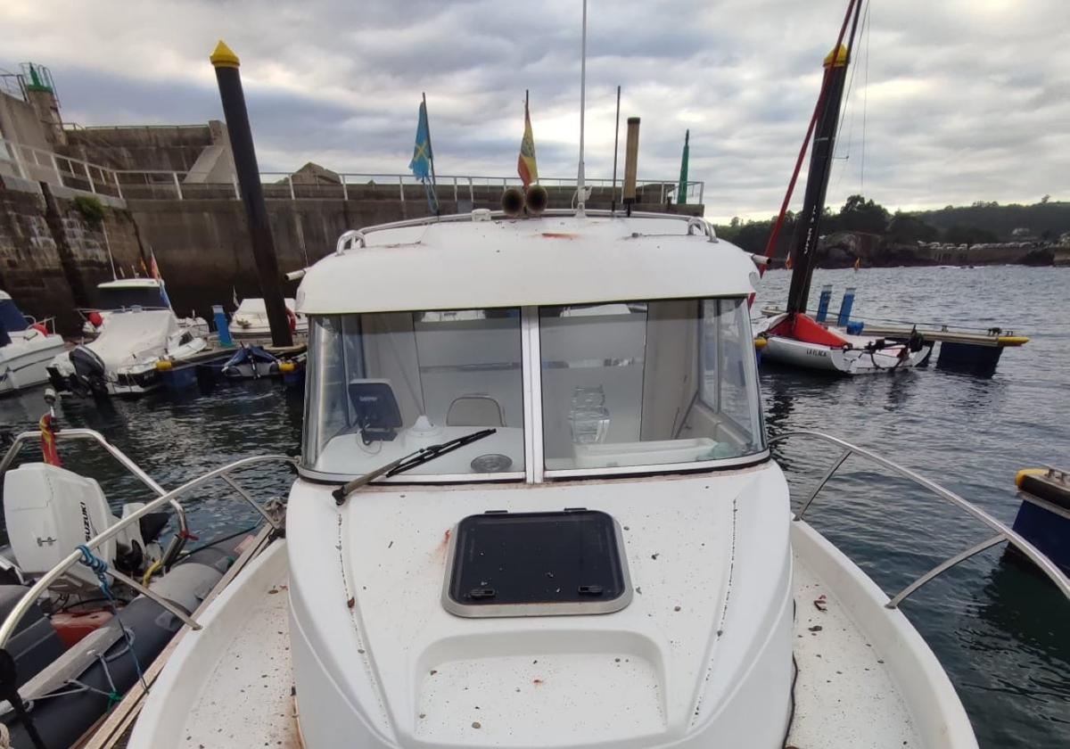 La cubierta de uno de los barcos del puerto, dañada por los fuegos artificiales del año pasado.