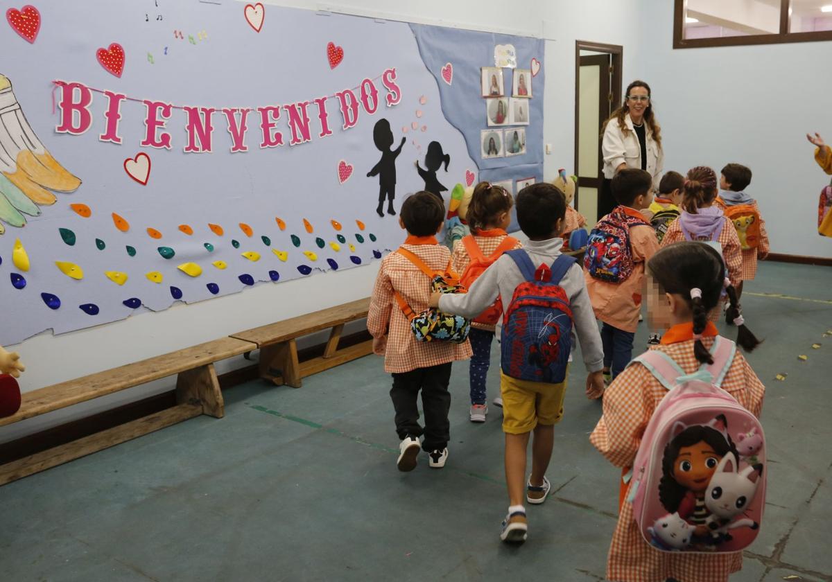 Nervios, ilusión y muchos reencuentros en el inicio del nuevo curso escolar en Asturias