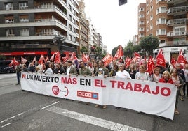 Concentración por el fallecimiento de los dos operarios que sufrieron un accidente laboral en El Musel.