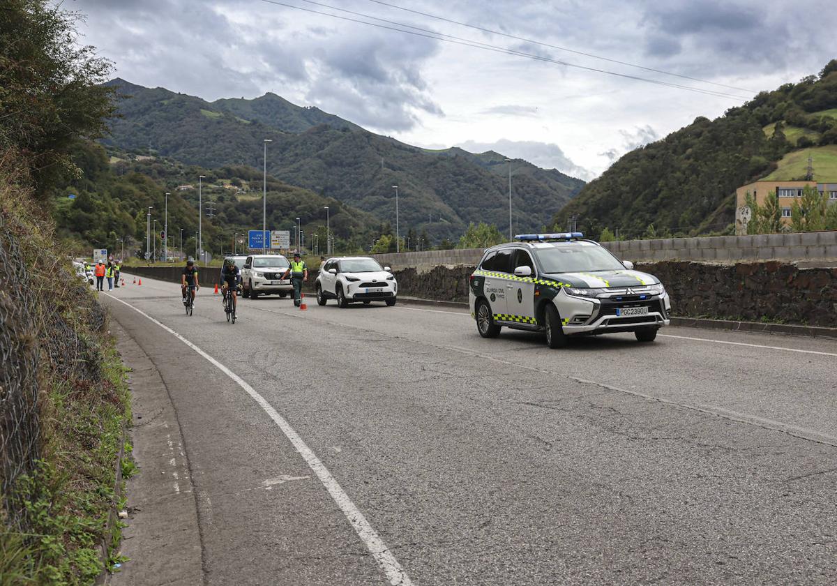 Un accidente en Mieres se cobra la vida de un operario de grúa