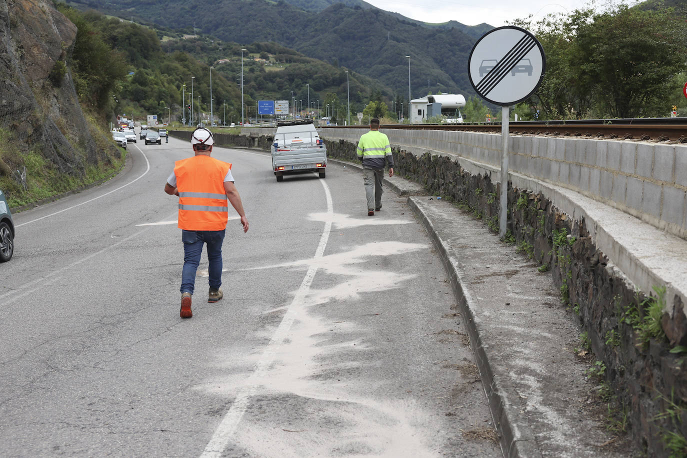 Un accidente en Mieres se cobra la vida de un operario de grúa