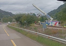 La UVI móvil en la zona en la que se produjo el accidentre, en la localidad de Figaredo.