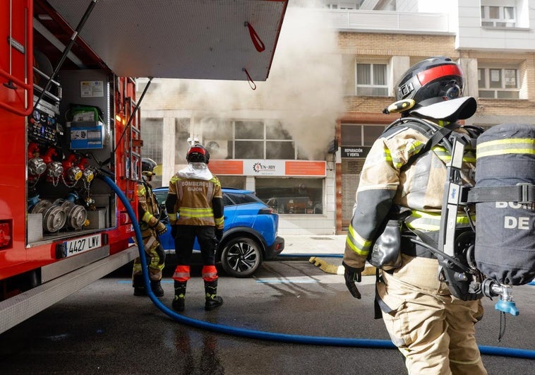 Gran despliegue por un incendio en un local comercial del centro de Gijón.