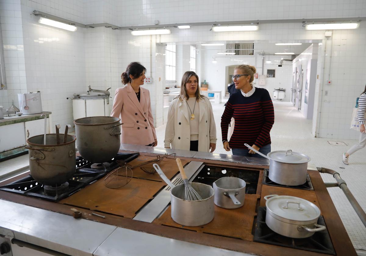 Verónica Ruiz, del departamento de Gestión de espacios de la Universidad Laboral, guió a la vicepresidenta del Principado, Gimena Llamedo, y la viceconsejera de Turismo, Lara Martínez, en la visita.