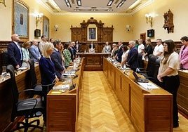 Minuto de silencio por los fallecidos en El Musel, en el pleno ordinario del Ayuntamiento de Gijón.