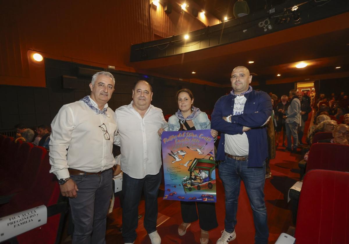 El alcalde de Carreño, Ángel García; el pregonero y presidente del Club Náutico, Luis Alfonso Prendes; la concejala Paula Riobello y el teniente de alcalde Juan Pola posan con el cartel.