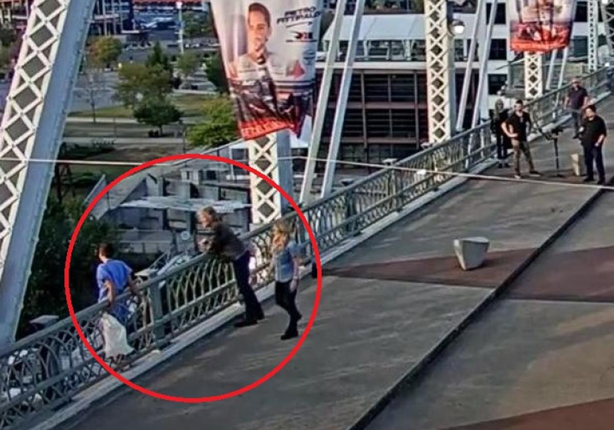 El cantante se encontraba en el puente rodando un videoclip cuando vio a una mujer al otro lado de la barandilla.