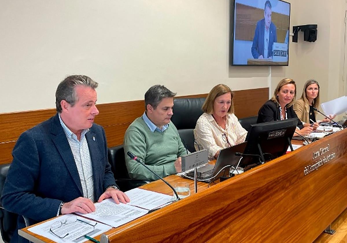 Marcelino Marcos (primero por la izquierda), en su intervención, ayer, en la comisión de Medio Rural