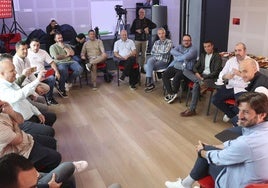 Periodistas y directivos del club, durante la reunión de esta mañana.