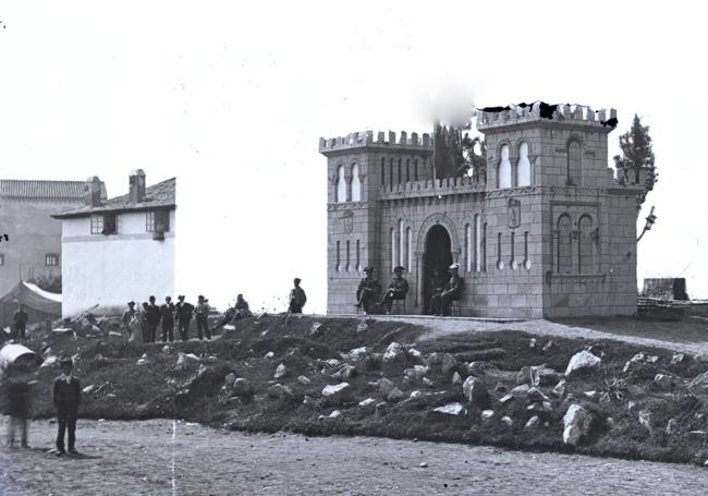 Castillo de cartón-piedra que se instalaba, como arquitectura efímera, en el cruce de la avenida de la Costa con la calle 17 de Agosto ante visitas o festejos reseñables. Foto: Arturo Truan. Fecha: 1880. Museo del Pueblo de Asturias.