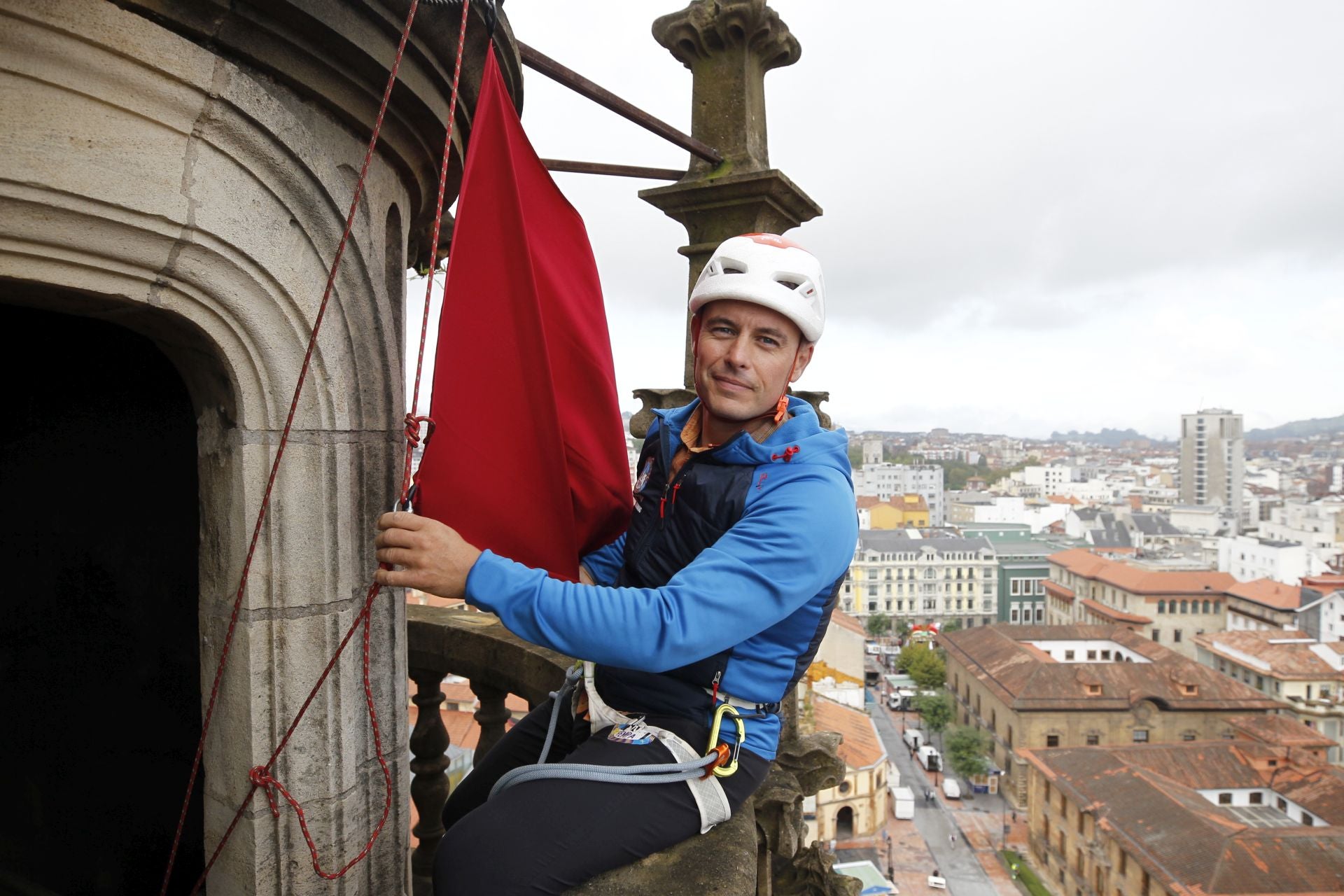 San Mateo arranca escalando la catedral de Oviedo