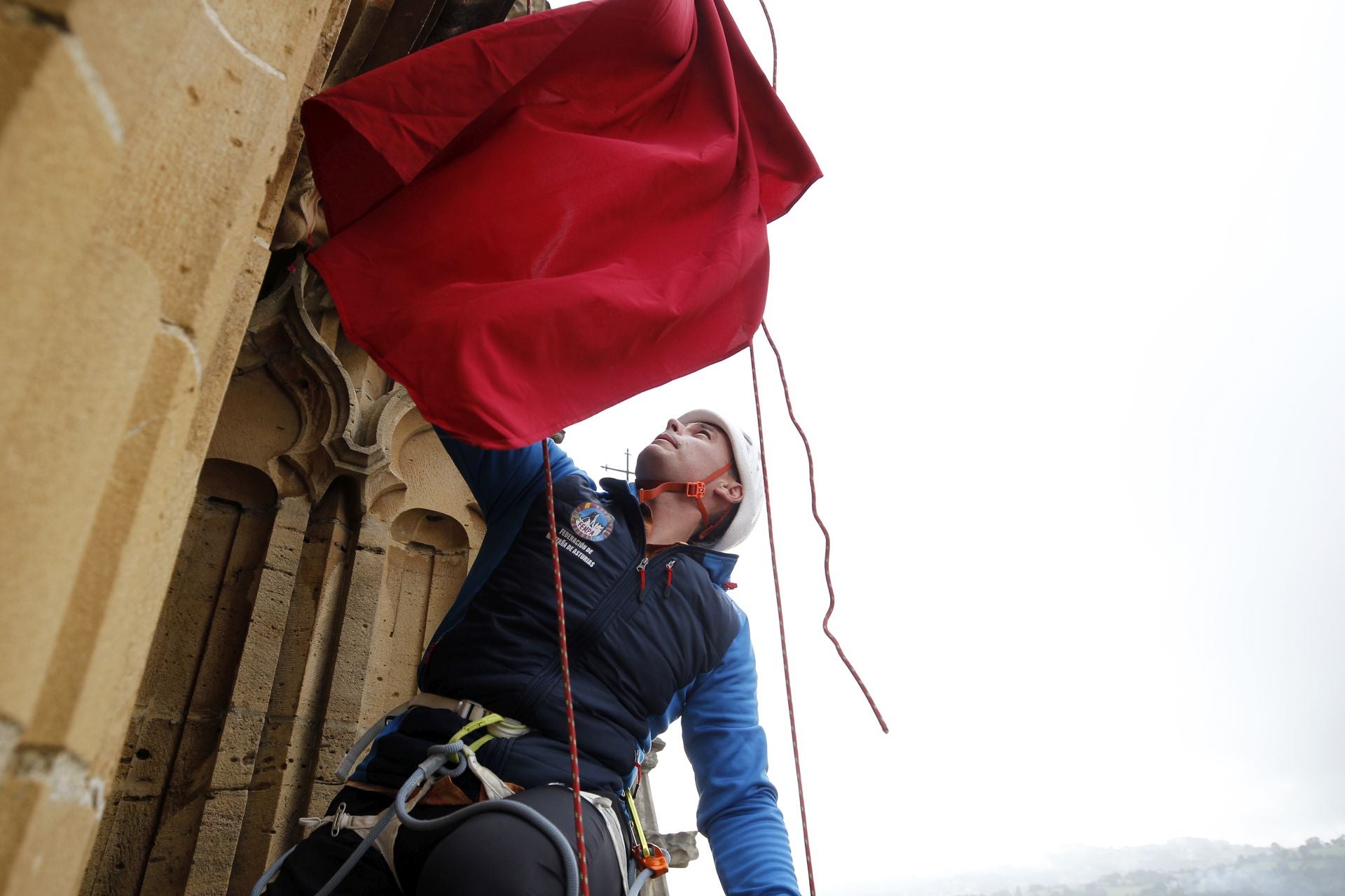 San Mateo arranca escalando la catedral de Oviedo