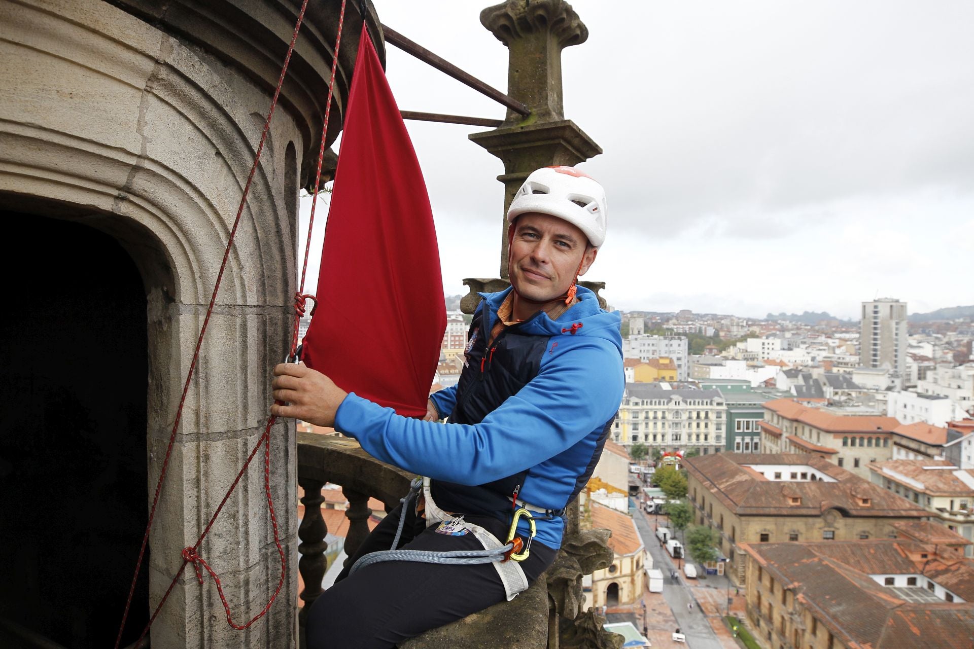 San Mateo arranca escalando la catedral de Oviedo