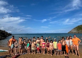 Grupo de bañistas en una playa de Carreño.