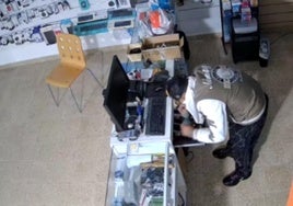 Las cámaras de seguridad captaron al individuo robando el dinero en metálico de la caja registradora en una tienda de informática.