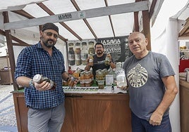 Ignacio Valdés, Christian Acurio y Miguel Couto, con las cinco variedades de su producto en el mercado ecológico de Gijón.