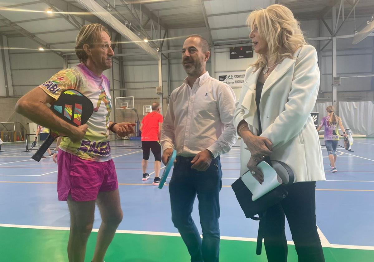 Gabriel Cuadros, Ángel García y Aurora Cienfuegos, en un entrenamiento de pickleball, deporte que aúna tenis, pádel, bádminton y tenis de mesa, en Lugones.