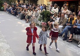 Tres niños luciendo las nuevas tendencias de cara al otoño e invierno.