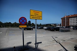 Estado del aparcamiento de la avenida Portugal ayer tarde, aún con algunos vehículos.