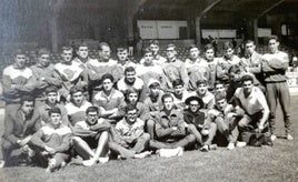 Atlética Avilesina en el estadio Riazor, en 1965, con triunfo en la fase de sector. Fila superior: Amador Herrero, Remis, Escalante, Jovino González, Panero, Otamendi, Rubén Gómez, Ramón Gago, García Pravia, Ramón Suárez, Bastardo, Sanz Vidal, José Díaz y Cándido González. Itermedios: Carlos Bañugues y Rafael Del Busto. Fila intermedia: Pepín Redondo, Juanjo Encinas, Valdés Prado, Sanchís Abella, Luis Alberto Fernández, Arturo Díaz, X, Jesús Encinas, Álvarez Noval y Pepete.Abajo: Moro Rozadas, Juan Luis García, Arístides Escudero, Toni Suárez, Lalo García Saavedra y José Carlos Martínez.
