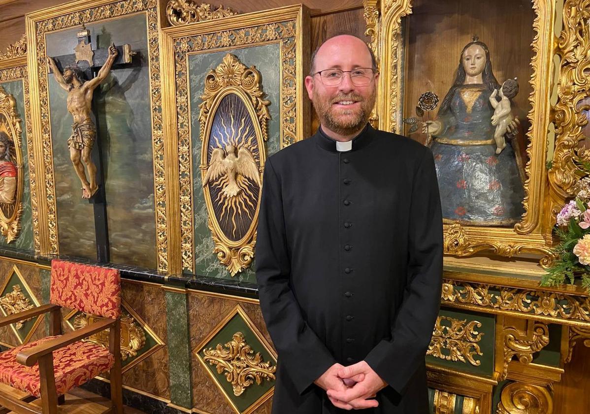 David Cueto, el día de su toma de posesión como abad de Covadonga, junto a una imagen de la Virgen que data de 1777, el año en que se incendió la antigua iglesia de la Cueva.