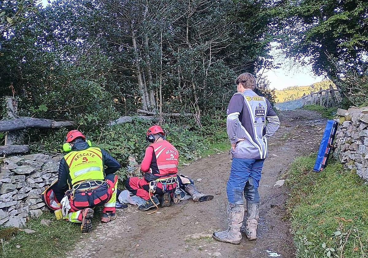 El motorista es atendido por el grupo de rescate.