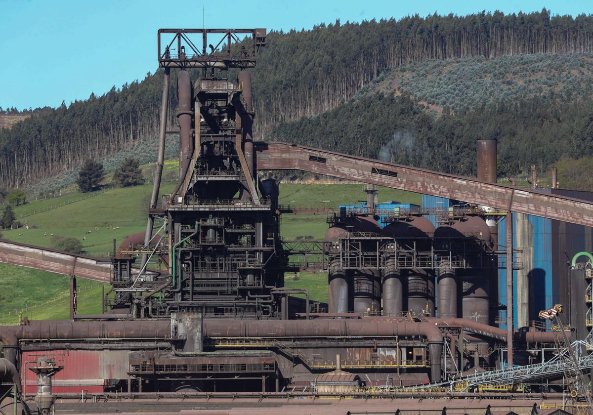 Uno de los dos hornos altos de la planta de Arcelor en Gijón, el único lugar donde se mantiene la siderurgia integral en España.