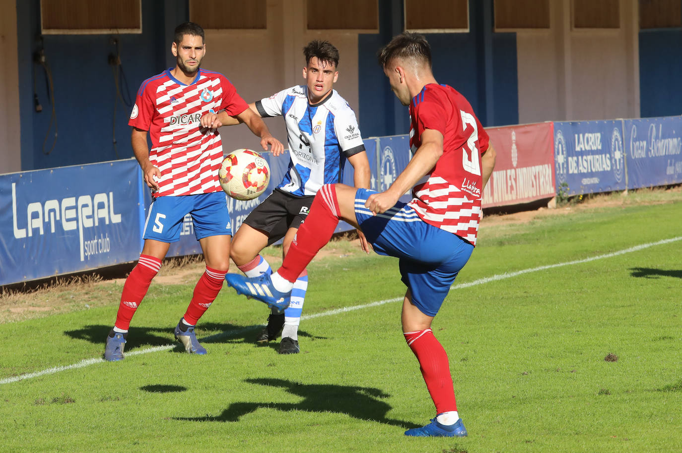 Las imágenes que deja el partido entre el Real Avilés y el Llanera