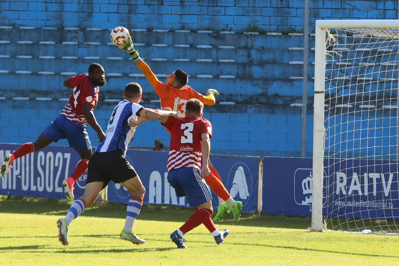 Las imágenes que deja el partido entre el Real Avilés y el Llanera