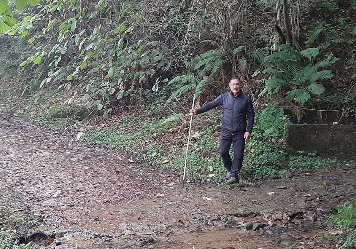 Julio González se encarga de señalizar el Camino Real al Carbayu.