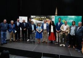 Por la izquierda, Justo Manzano, Janel Cuesta, Guzmán Pendás, Alberto Estrada, Javier Hernaz, Hilario Mañanes, Mari Luz Ania, Miguel Ángel Martín, Vanessa Gutiérrez, Jorge González-Palacios, Jacobo López, Manuela Fernández y Lisardo Argüelles.