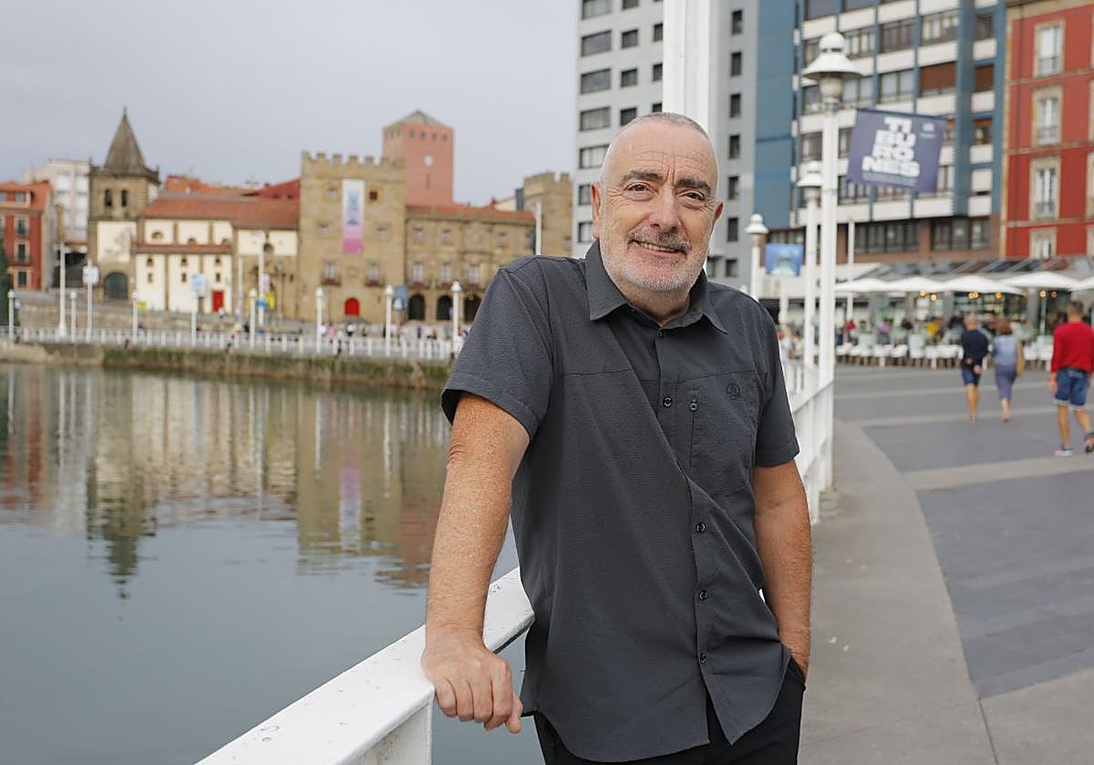 Francisco Javier García Valledor, en el paseo marítimo de Fomento con Cimavilla al fondo.