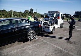 La grúa retira uno de los vehículos estacionados en el parking de la avenida de Portugal tras la denuncia de la Policía Local.
