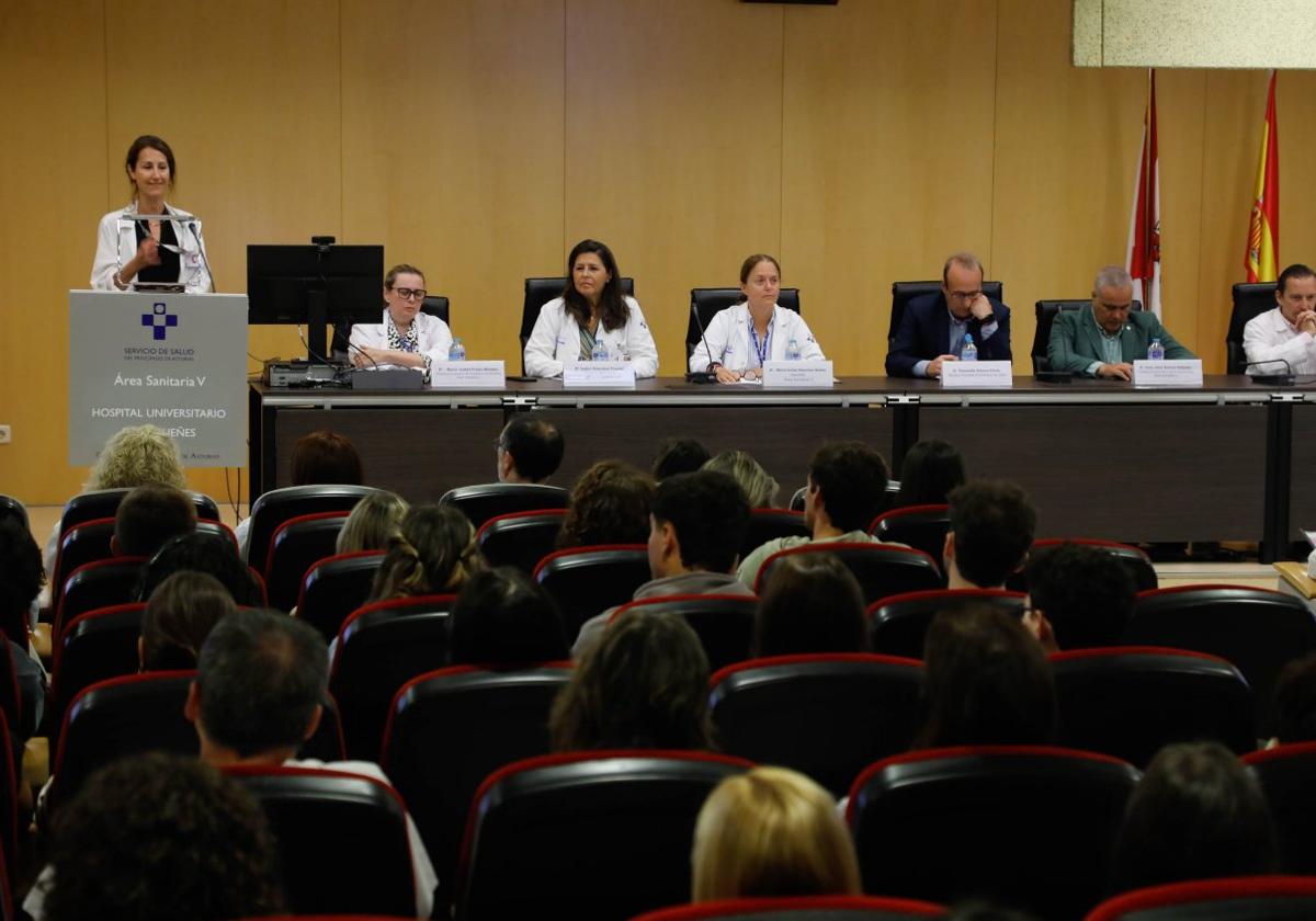 Marta Costa, Isabel Prieto, Isabel González Fouces, María Luisa Sánchez, Fernando Alonso, Juan José Alonso Ordiales e Iván Pidal, durante la jornada de bienvenida a los estudiantes que comienzan el curso académico en el área sanitaria V.