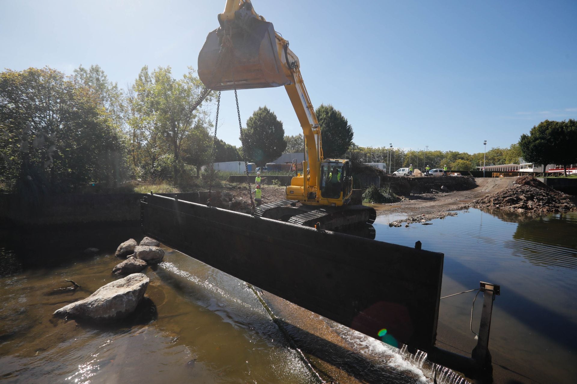 Retirada de las compuertas del anillo navegable del Piles