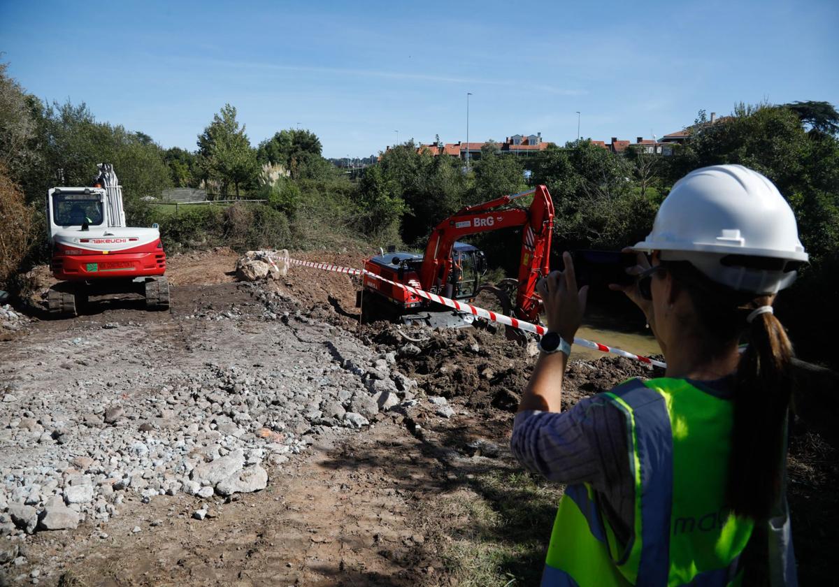 Trabajos para retirar las compuertas del río Piles.