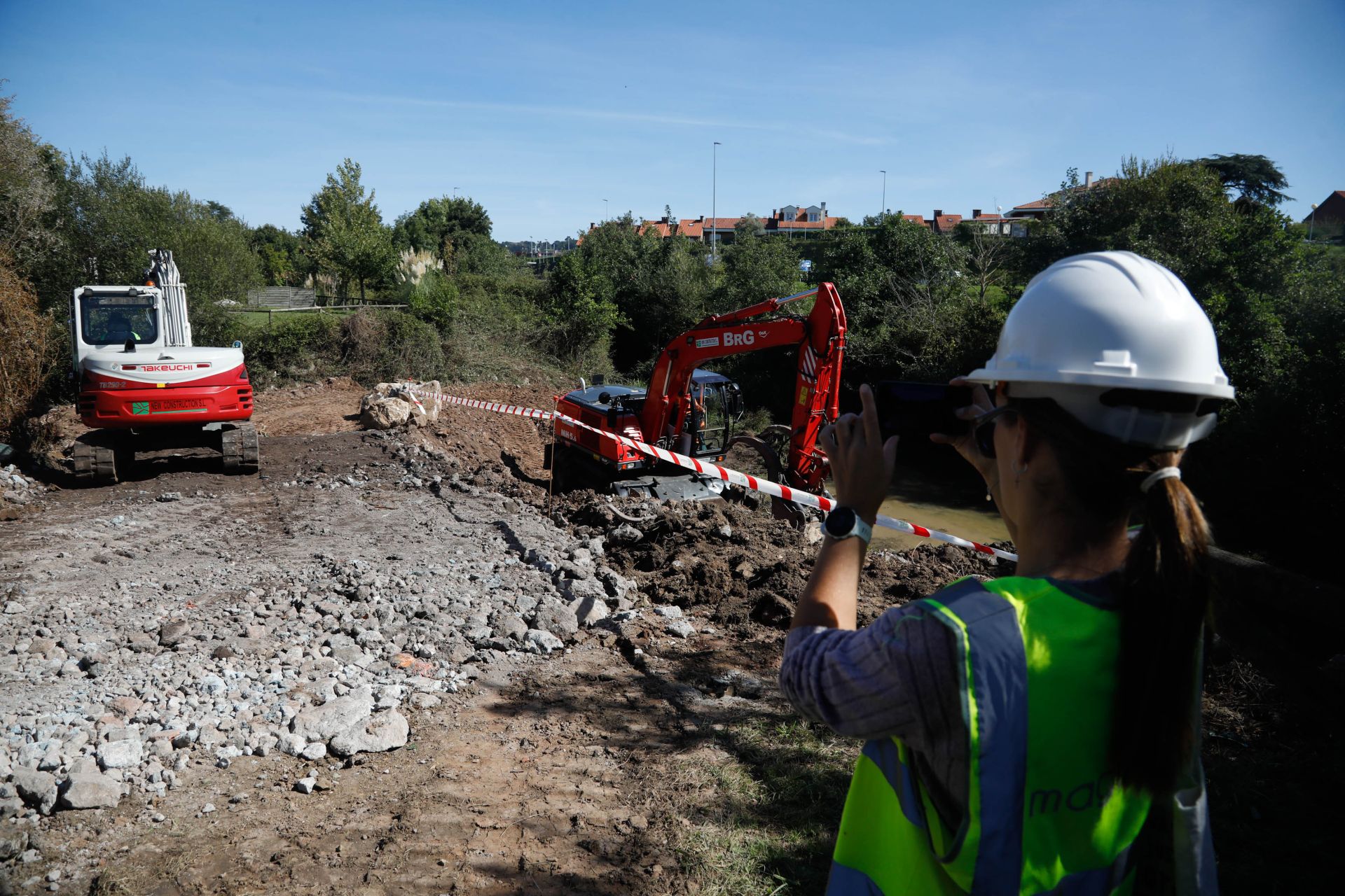 Retirada de las compuertas del anillo navegable del Piles