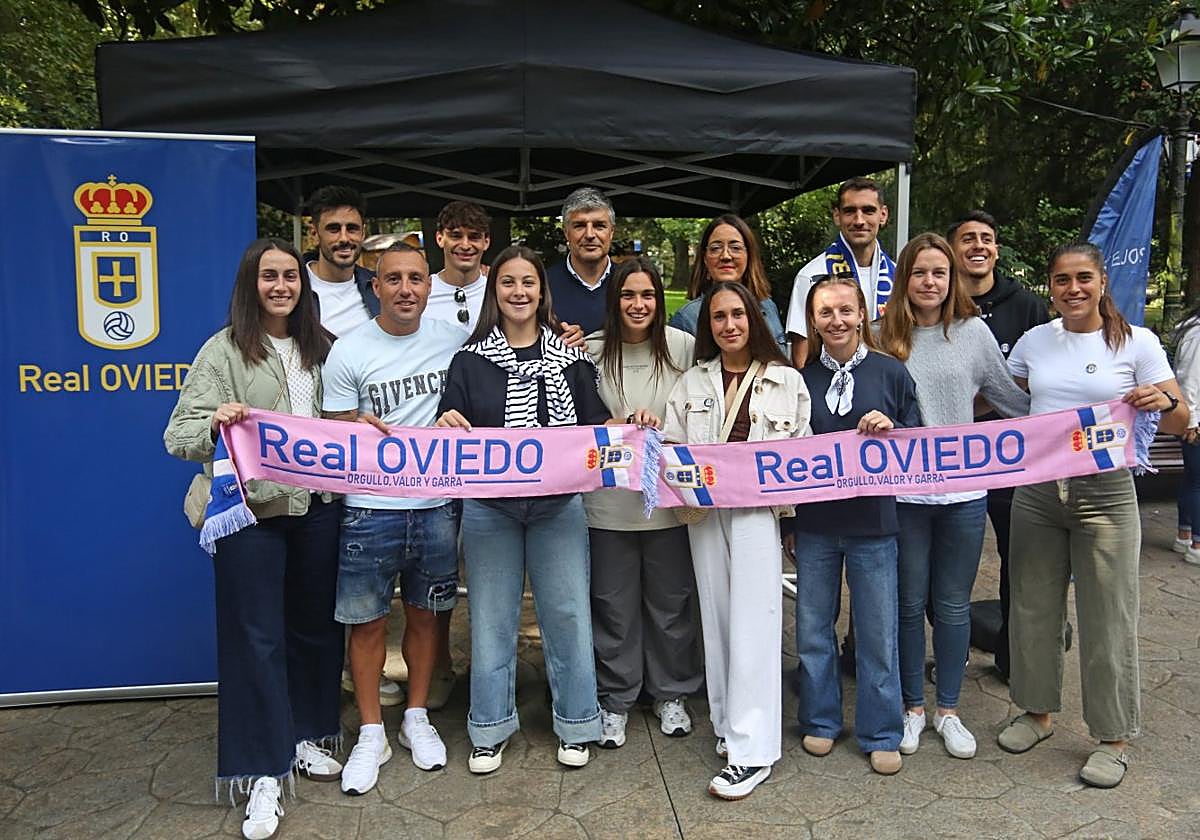 En el centro, atrás, César Martín y Covadonga Díaz, con parte de la plantilla azul.