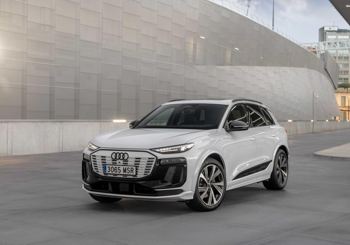 El Audi Q6 e-tron dispone de una potencia de carga de 270 kW, capaz de recargar del 10 al 80% de la batería en tan solo 21 minutos.