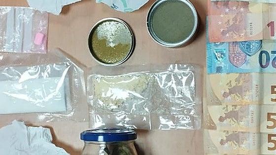 Droga oculta entre los accesorios del perro: sorprenden a un conductor de Vizcaya en la salida de la A-8 hacia Navia