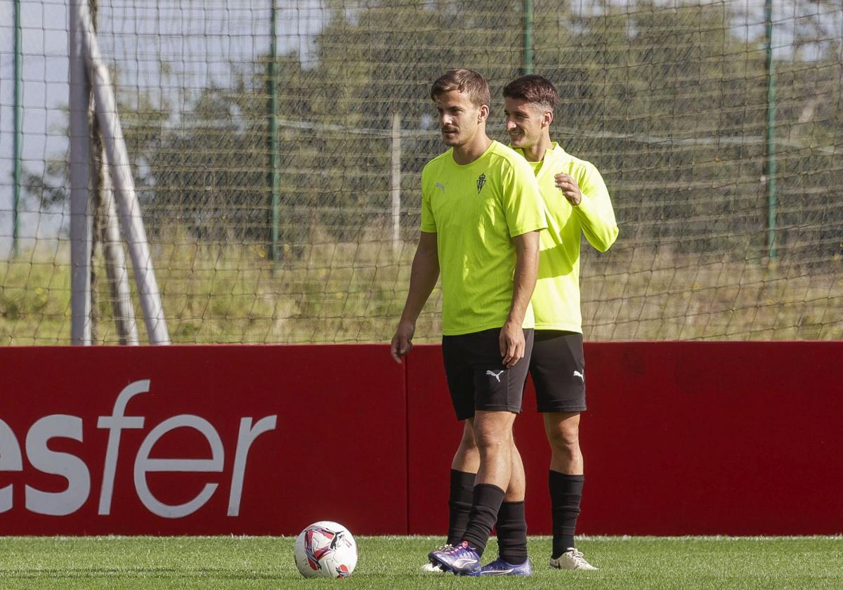 Éric Curbelo, junto a Lander Olaetxea, en un entrenamiento del Sporting.