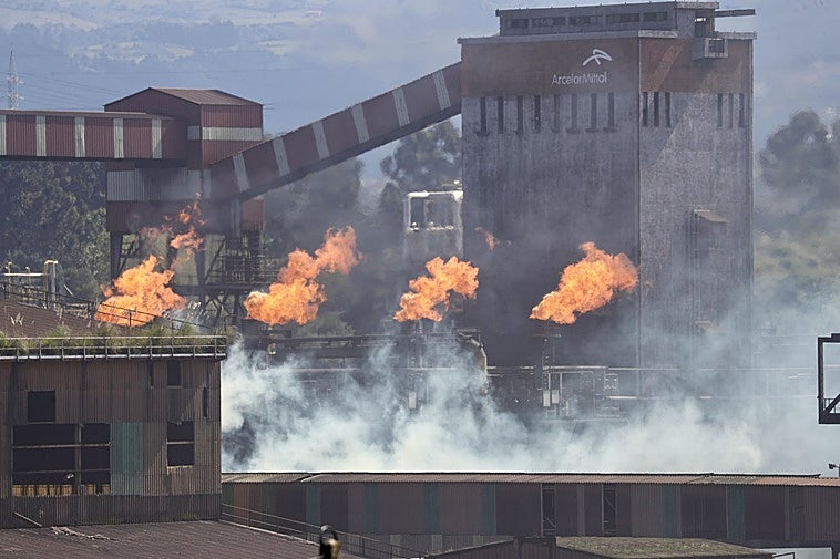 Gran humareda y fuego en la fábrica de Arcelor, en Gijón.