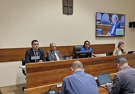 El consejero de Hacienda y Fondos Europeos, Guillermo Peláez (primero por la izquierda), durante su comparecencia en la Junta General del Principado de Asturias.