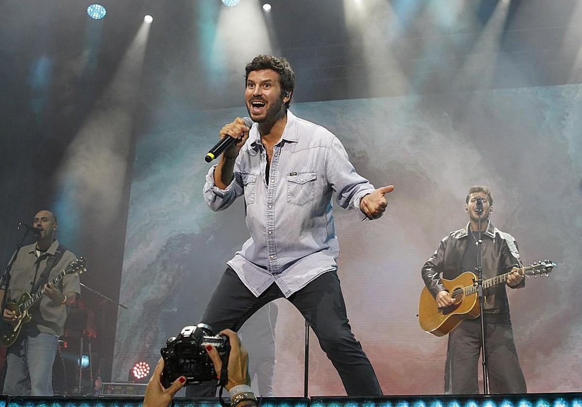 Willy Bárcenas, en el centro, durante el concierto de Taburete en el recinto de La Ería.