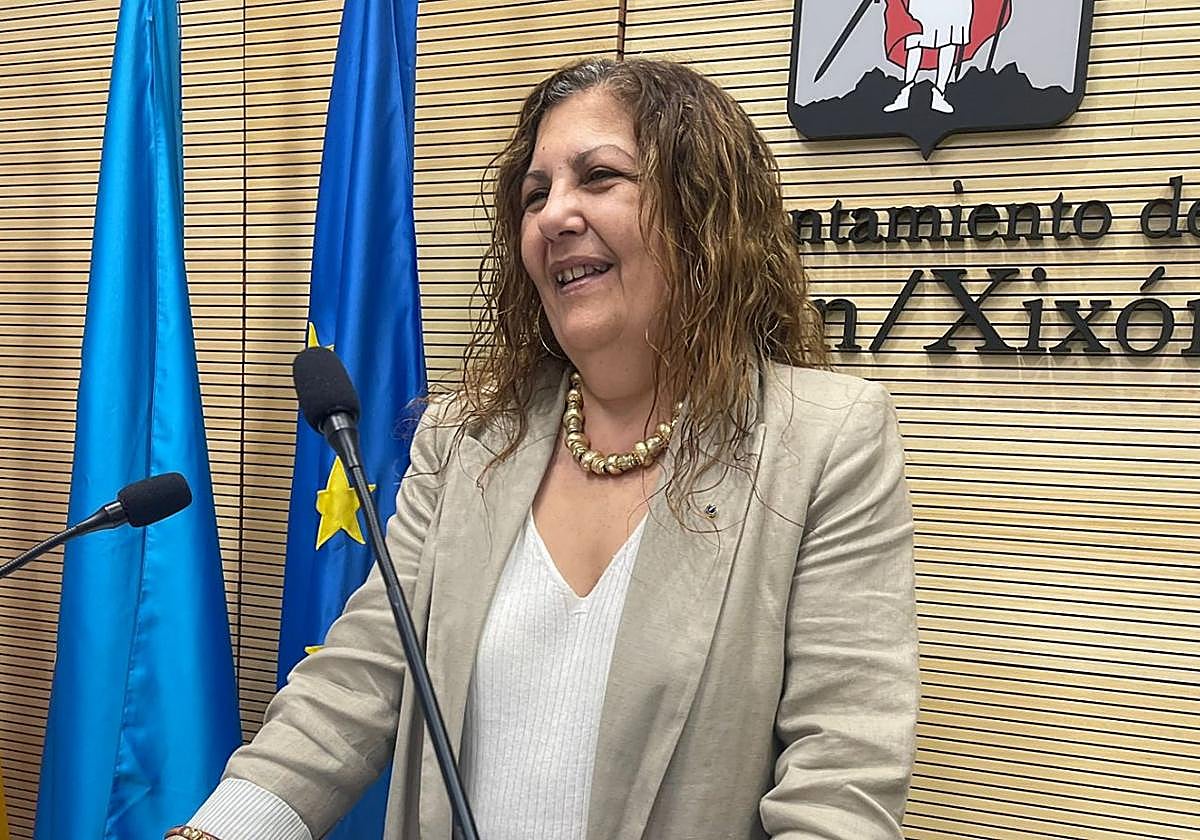 La socialistas Marina Pineda, durante la presentación de las quince enmiendas al proyecto de ordenanzas fiscales elaborado por el equipo de gobierno.