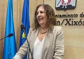 La socialistas Marina Pineda, durante la presentación de las quince enmiendas al proyecto de ordenanzas fiscales elaborado por el equipo de gobierno.