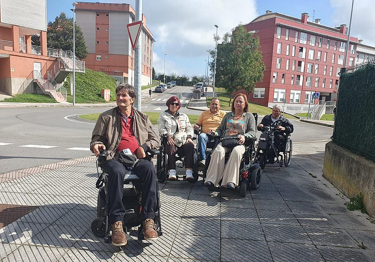 Recorrido. El grupo se trasladó desde la sede de Difac en La Magdalena hasta el tanatorio de El Montán, al que no pudieron acceder.Jesús, Mercedes, Pelayo García, Rocío y Julián, durante la ruta.