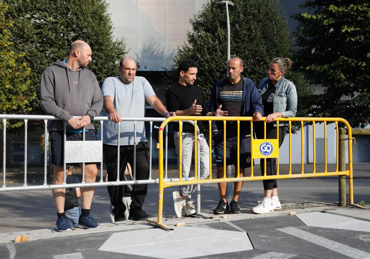 Los hijos de Quini, Enrique, Jorge, Óscar y Lorena de Castro, ayer, en la explanada sobre la que el lunes se ubicará la estatua de 'El Brujo', con el artista Carlos García.