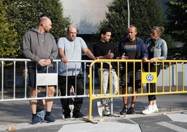 Los hijos de Quini, Enrique, Jorge, Óscar y Lorena de Castro, ayer, en la explanada sobre la que el lunes se ubicará la estatua de 'El Brujo', con el artista Carlos García.