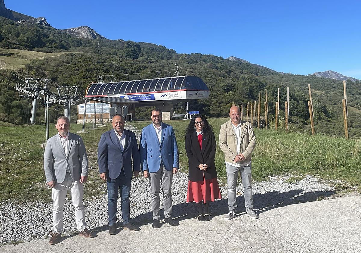 El diputado de Turismo de León, Octavio González, el presidente de la Diputación de León, Gerardo Álvarez, el presidente del Principado, Adrián Barbón, la consejera de Cultura, Política Llingüística y Deporte y el alcalde de Aller, Juan Carlos Iglesias.